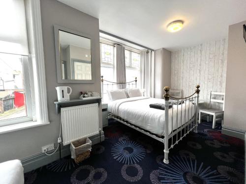 Кровать или кровати в номере Central Cove Guesthouse