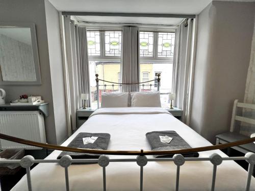 Кровать или кровати в номере Central Cove Guesthouse
