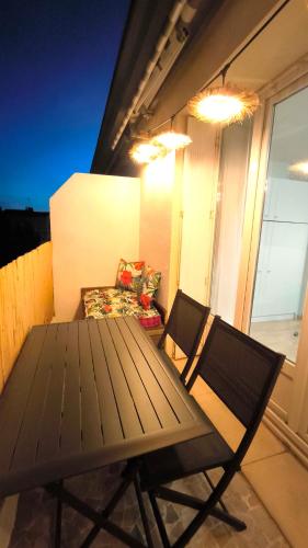 d'une table en bois et d'une chaise sur un balcon. dans l'établissement Puerto Cabana - Grand Studio avec Parking et Terrasse vue Port, à Cassis
