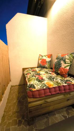 un lit assis sur le côté d'un mur dans l'établissement Puerto Cabana - Grand Studio avec Parking et Terrasse vue Port, à Cassis