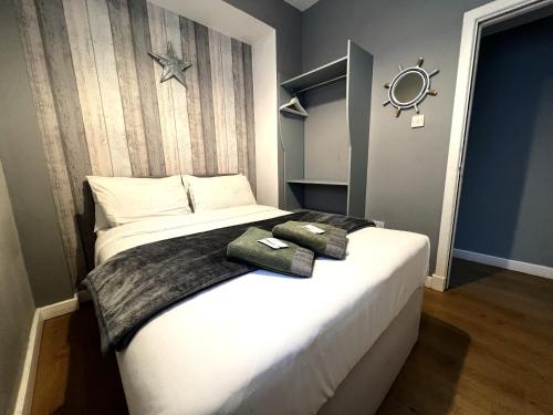 Кровать или кровати в номере Central Cove Guesthouse