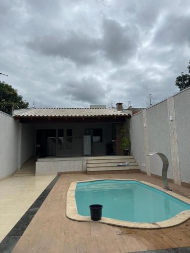 een zwembad in de achtertuin van een huis bij Mini mansão in Montes Claros