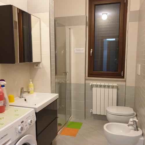 W łazience znajduje się umywalka, toaleta i prysznic. w obiekcie Il campanile w mieście Montecilfone