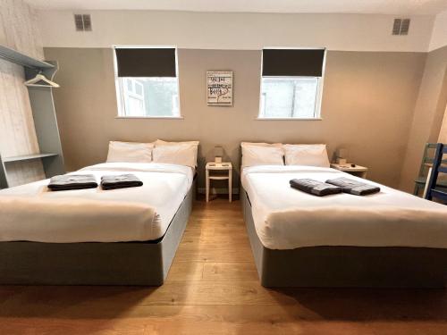 Кровать или кровати в номере Central Cove Guesthouse