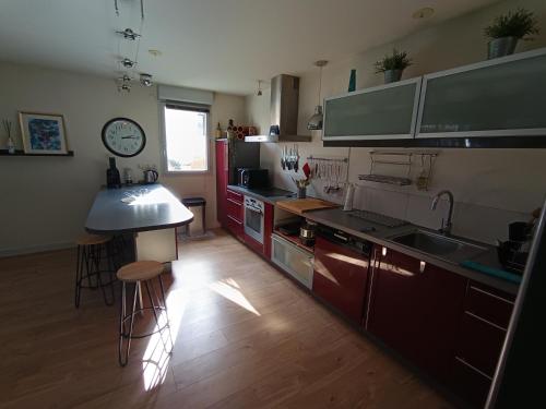 une cuisine avec un évier et un plan de travail dans l'établissement Spacieux T3 cosy avec clim et terrasse à Toulouse, à Toulouse