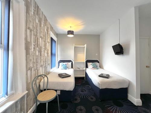 Кровать или кровати в номере Central Cove Guesthouse