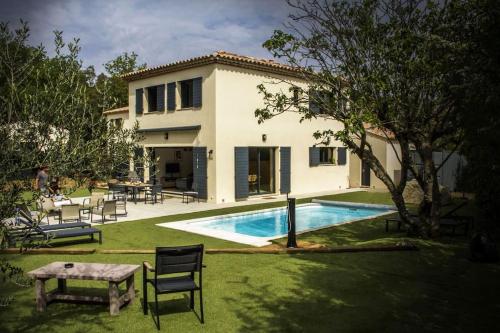 une maison avec une piscine, une table et des chaises dans l'établissement Belle maison 4* Clim Piscine Wifi, à Gassin