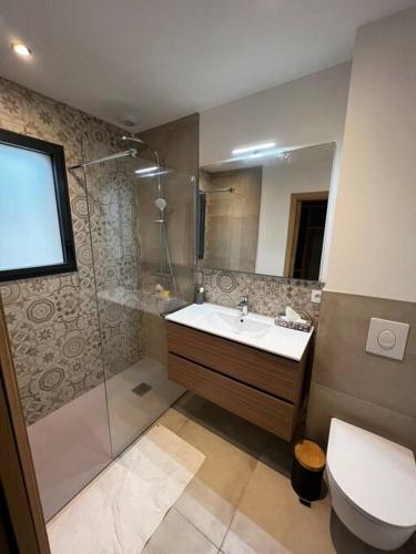une salle de bain avec une douche, un lavabo et des toilettes dans l'établissement Belle maison 4* Clim Piscine Wifi, à Gassin