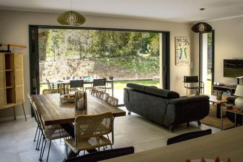 ein Wohnzimmer mit einem Sofa und einem Tisch in der Unterkunft Belle maison 4* Clim Piscine Wifi in Gassin
