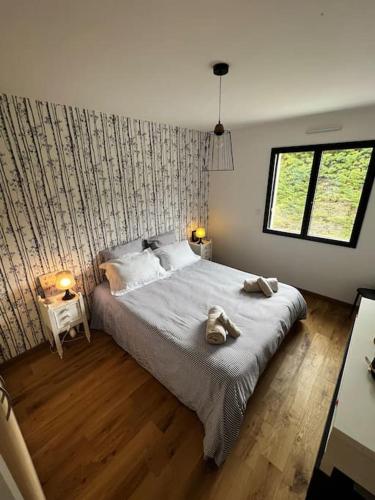 une chambre avec un grand lit avec deux serviettes dessus dans l'établissement Belle maison 4* Clim Piscine Wifi, à Gassin