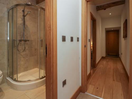 eine ebenerdige Dusche im Bad mit WC in der Unterkunft Rowan Cottage in Ulverston