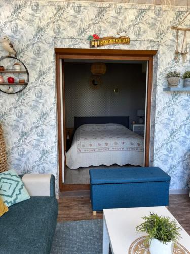 une chambre avec un lit et un miroir dans l'établissement Cœur de sousto, à Six-Fours-les-Plages