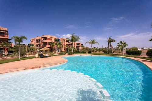 una gran piscina frente a un complejo en Solarium Retreat - Marrakech, en Dar Caïd Layadi
