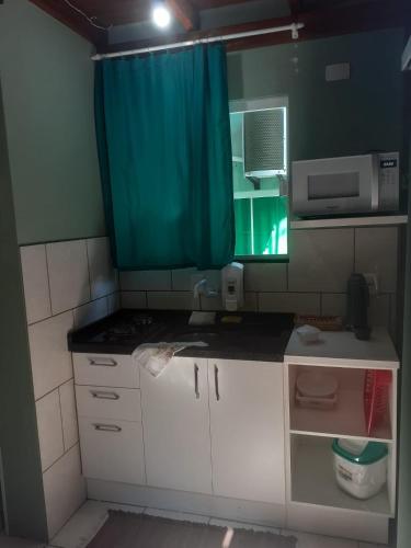 Η κουζίνα ή μικρή κουζίνα στο Cabanas São Miguel
