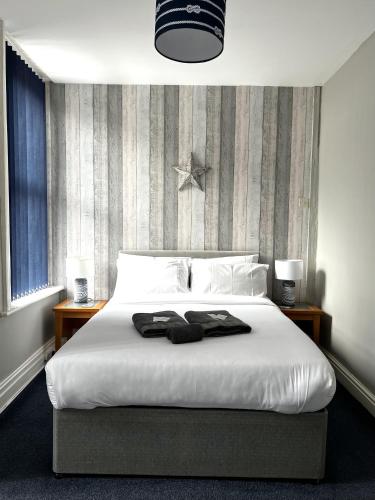 Кровать или кровати в номере Central Cove Guesthouse