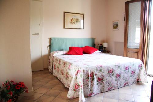 カンポラ・サン・ジョヴァンニにあるB&B La Rosaのベッドルーム1室(赤い枕のベッド1台付)