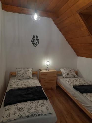 Ένα ή περισσότερα κρεβάτια σε δωμάτιο στο Apartament Kapłonówka