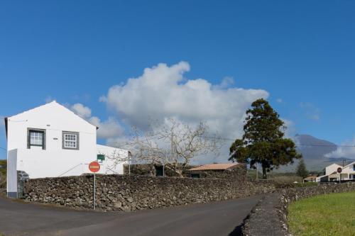 a white house on the side of a road at Casa do Furtadinho in Madalena