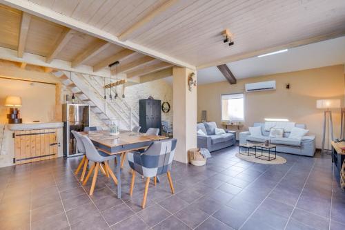 une cuisine et un salon avec une table et des chaises dans l'établissement Maison en Pierre à Yvrac proche Bordeaux, à Yvrac
