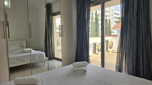 una camera con un letto e una grande finestra di STAY Sunset Lagoon Villa a Pyla
