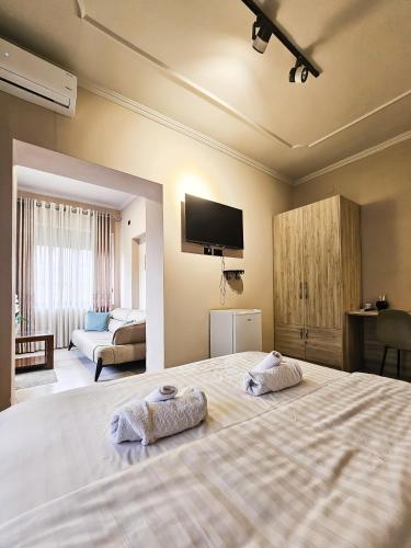Postel nebo postele na pokoji v ubytování Sunflower Junior Suite