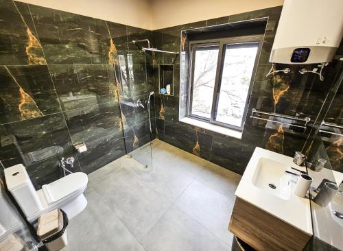 Un baño de Sunflower Junior Suite