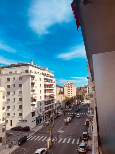 a view of a city street with cars parked at Oasis urbaine appartement 2 pièce in Nice