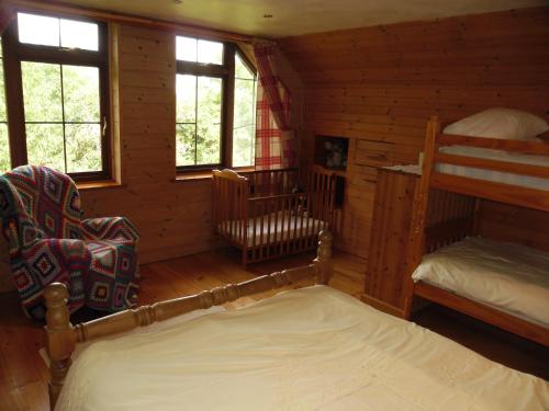 チャードにあるTamarack Lodgeのログキャビン内のベッドルーム1室(二段ベッド2組付)