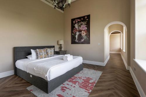 a bedroom with a large bed and an archway at Mason's View - Cincy Hilltop Apartment in Cincinnati