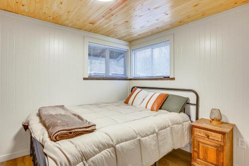 1 dormitorio con cama y techo de madera en Updated Wellston Cabin Near Boating and Fishing!, en Irons