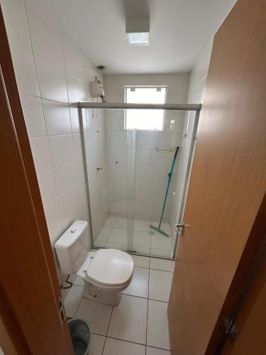 a small bathroom with a shower and a toilet at Casa da madeira - ate 5 pessoas - Centro in Caldas Novas