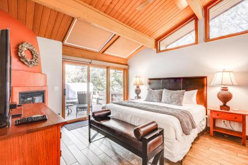 Dormitorio con cama, escritorio y TV en Junipine Resort Townhome with Deck and Canyon Views! en Munds Park