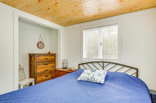 Tempat tidur dalam kamar di Cozy Wellston Cabin - Walk to Crystal Lake!