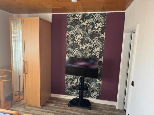 a room with a black and white wall with a chair at Schwalbenhof in Westerstede