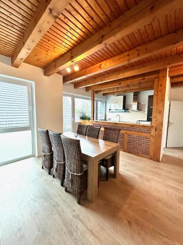 a dining room with a wooden table and chairs at Top Monteurwohnung Stuhr-Brinkum mit perfekter Anbindung in Stuhr