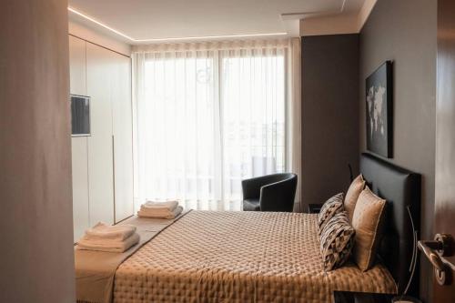 Un dormitorio con una cama grande y una ventana en Marlages House, en Lavra