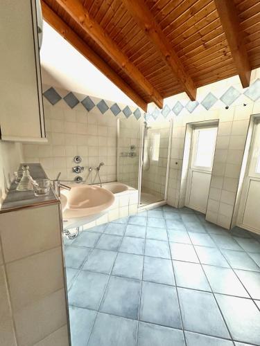 baño grande con bañera y lavamanos en Top Monteurwohnung Stuhr-Brinkum mit perfekter Anbindung, en Stuhr