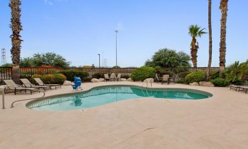 A piscina localizada em Red Roof Inn Tucson South - Airport ou nos arredores