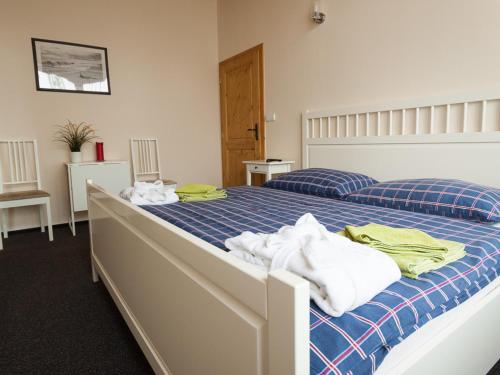 ein Schlafzimmer mit 2 Betten und Handtüchern darauf in der Unterkunft Hostinec & Vitální svět Raduňka in Opava