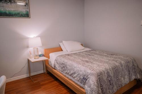 Postel nebo postele na pokoji v ubytování HOV B&B House -Hospitality Ocean View Victoria-