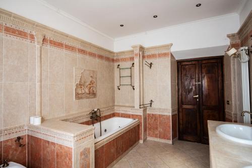un ampio bagno con vasca e lavandino di Villa Allegrini a Segni