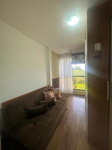 a living room with a couch and a window at LIFE RESORT PROXIMO PALACIO PLANALTO E ESPLANADA DOS MINISTERIOS in Brasilia