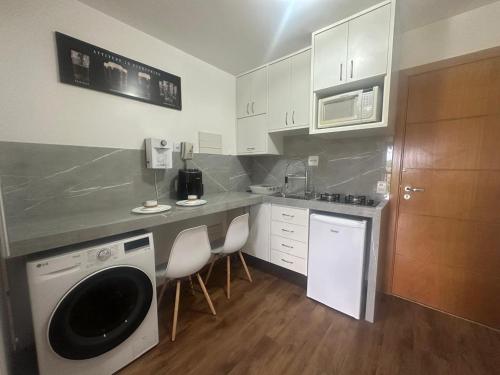 a kitchen with a washer and a dishwasher at LIFE RESORT PROXIMO PALACIO PLANALTO E ESPLANADA DOS MINISTERIOS in Brasilia