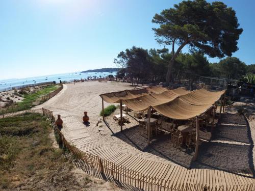 vista su una spiaggia con tenda di Le Domaine de la mer - Beach hotel Nature&Authenticité Hyères a Hyères