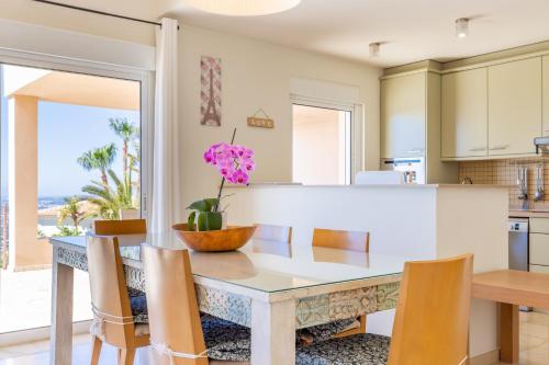 a kitchen and dining room with a table and chairs at Altea Hills , Villa Noruega in Altea