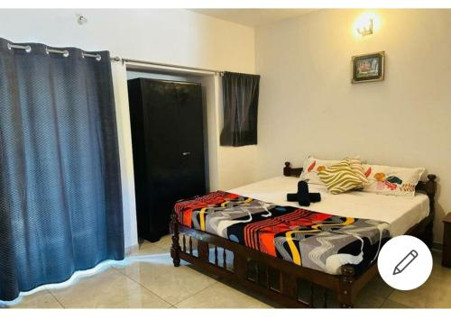 1 dormitorio con cama y ventana en Palolem plaza en Canacona