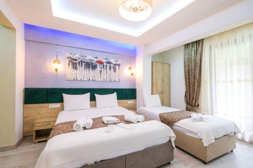 Cette chambre comprend 2 lits et une fenêtre. dans l'établissement Loren Hotel&Suites, à Istanbul