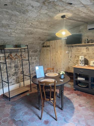 een keuken met een tafel en stoelen in een kamer bij Sous la Glycine in Giverny