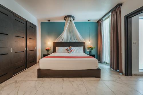 1 dormitorio con 1 cama grande en una habitación en Soho Playa Hotel, en Playa del Carmen