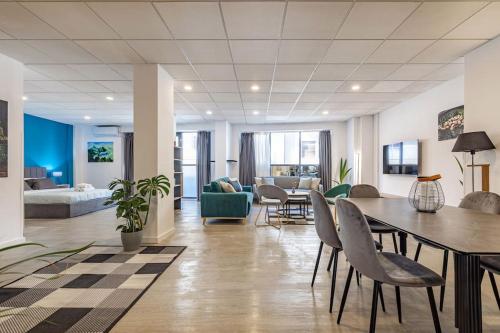 Maricool Minimal Spacious Downtown Loft
